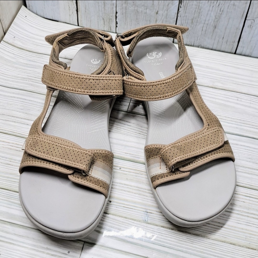 Clarks Brizo Sammie Wmn 9.5N Tan Perforated MicroSuede HookLoop Strappy Sandals